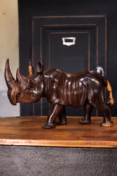 Rhinoceros en bois ebene de macassar ancien