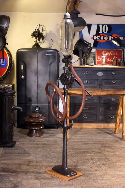 pompe essence ancienne avec verre