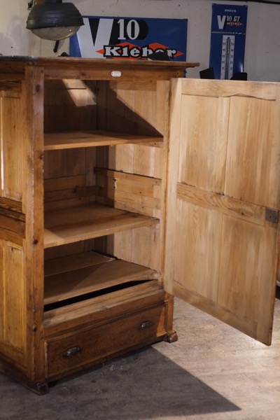 interieur vaisselier ancien noir