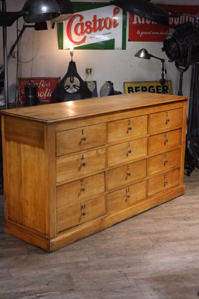 mobilier de metier ancien a tiroirs bois clair