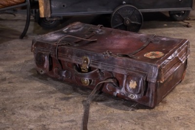 Vieille malle en cuir ancienne de voyage