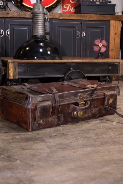 Vieille malle en cuir ancienne de voyage