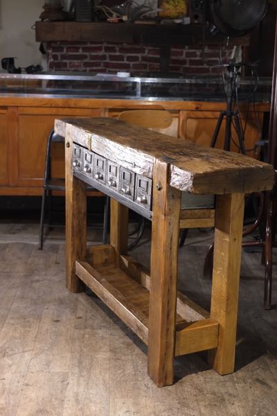 meuble de metier etabli petit en chene avec tiroirs metal