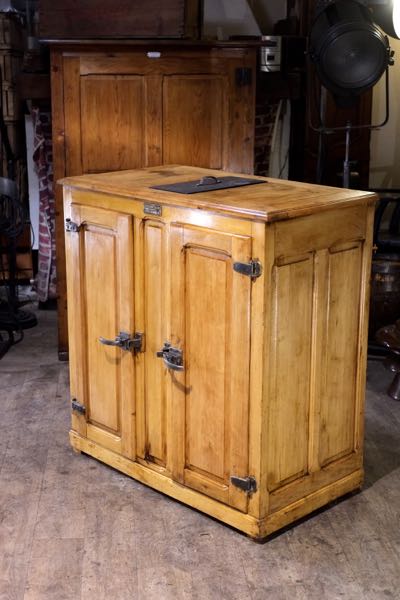 mobilier de metier ancien  de bistrot